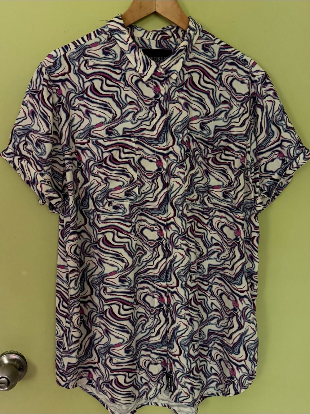 Wildfang Empower short sleeve Button-Up in Marble-Print purple, Pink & white L
